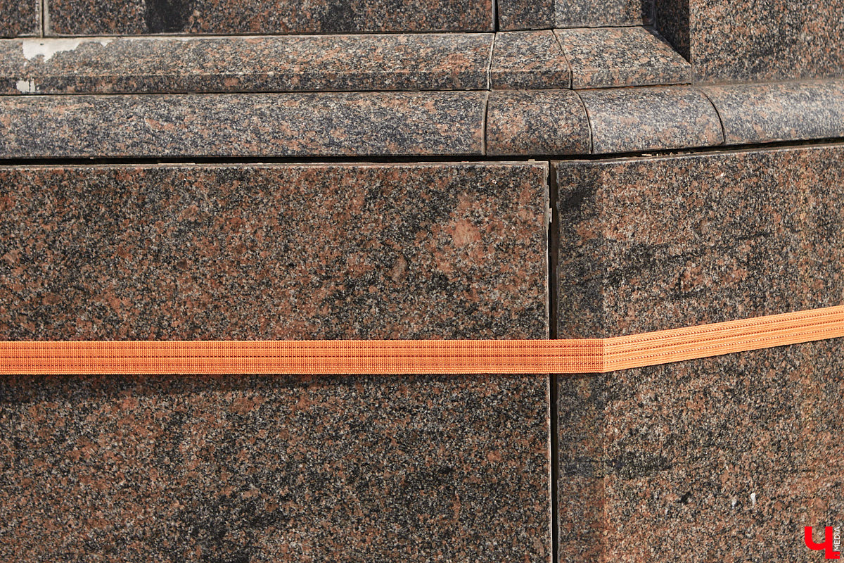 Во Владимире продолжает разрушаться памятник князю Владимиру и святителю Федору. Да и состояние смотровой площадки, на которой он находится, оставляет желать лучшего. «Ключ-Медиа» попытался разобраться в том, что ждет популярную локацию и установленный на ней монумент в ближайшее время.