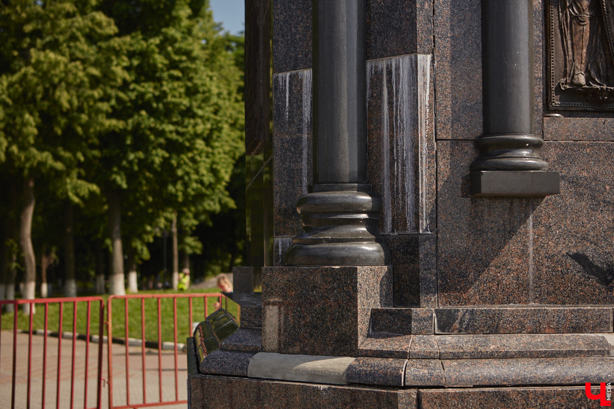 Во Владимире продолжает разрушаться памятник князю Владимиру и святителю Федору. Да и состояние смотровой площадки, на которой он находится, оставляет желать лучшего. «Ключ-Медиа» попытался разобраться в том, что ждет популярную локацию и установленный на ней монумент в ближайшее время.