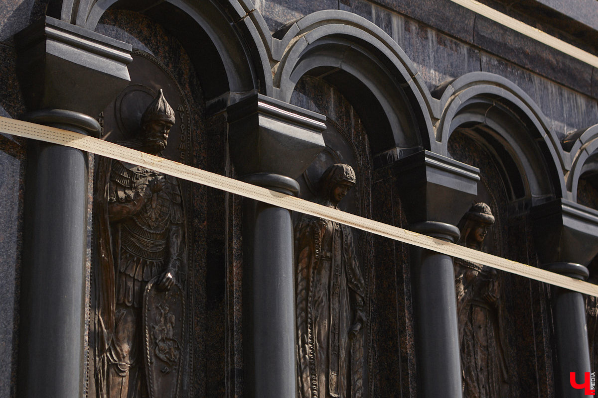 Во Владимире продолжает разрушаться памятник князю Владимиру и святителю Федору. Да и состояние смотровой площадки, на которой он находится, оставляет желать лучшего. «Ключ-Медиа» попытался разобраться в том, что ждет популярную локацию и установленный на ней монумент в ближайшее время.