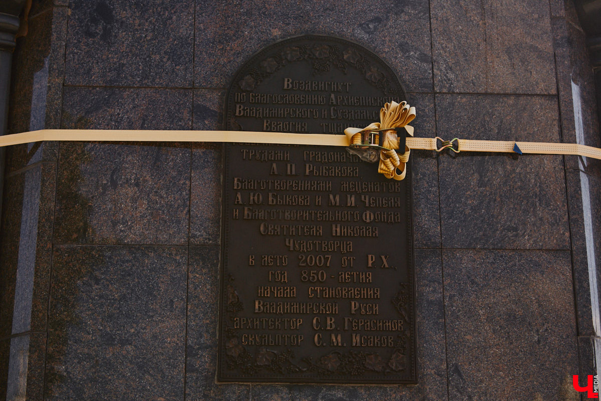 Во Владимире продолжает разрушаться памятник князю Владимиру и святителю Федору. Да и состояние смотровой площадки, на которой он находится, оставляет желать лучшего. «Ключ-Медиа» попытался разобраться в том, что ждет популярную локацию и установленный на ней монумент в ближайшее время.