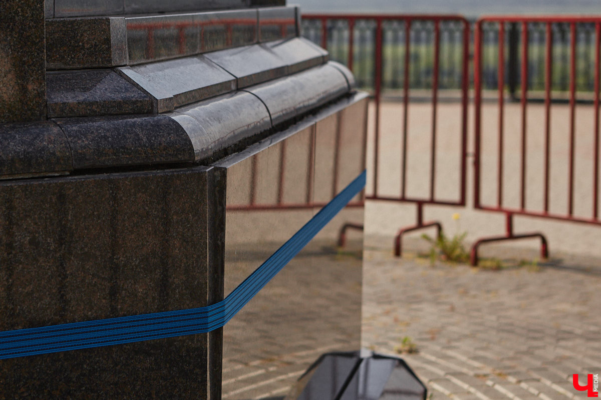 Во Владимире продолжает разрушаться памятник князю Владимиру и святителю Федору. Да и состояние смотровой площадки, на которой он находится, оставляет желать лучшего. «Ключ-Медиа» попытался разобраться в том, что ждет популярную локацию и установленный на ней монумент в ближайшее время.