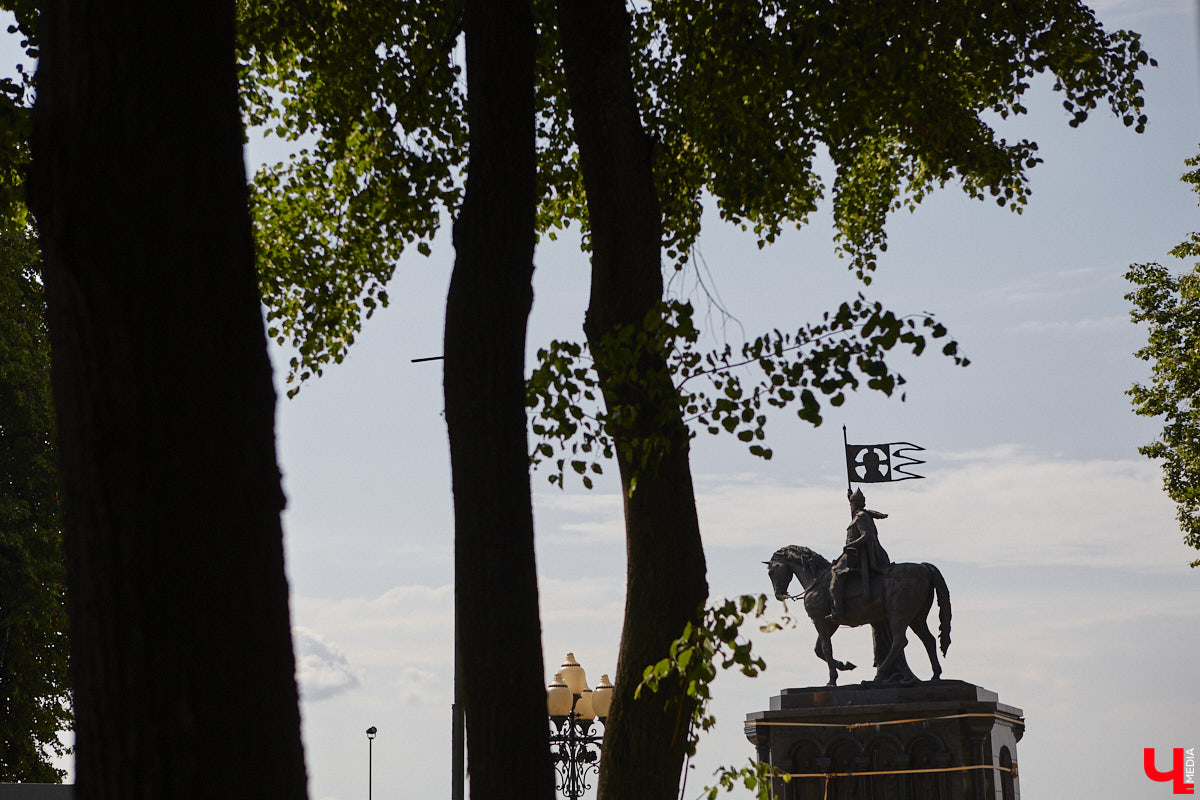 Во Владимире продолжает разрушаться памятник князю Владимиру и святителю Федору. Да и состояние смотровой площадки, на которой он находится, оставляет желать лучшего. «Ключ-Медиа» попытался разобраться в том, что ждет популярную локацию и установленный на ней монумент в ближайшее время.
