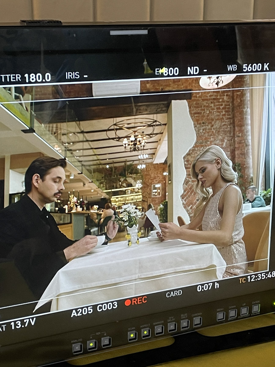 В океане сериалов-однодневок выделяются матерые олды, которые продолжают радовать зрителей. Например, легенда нулевых — «Универ». В свежем выпуске «13 лет спустя» среди знакомых лиц выделяются новые, в том числе актриса из Владимира. О флирте с Гогунским и импровизации с Бузиным Софья Лобанова рассказала нашему изданию.