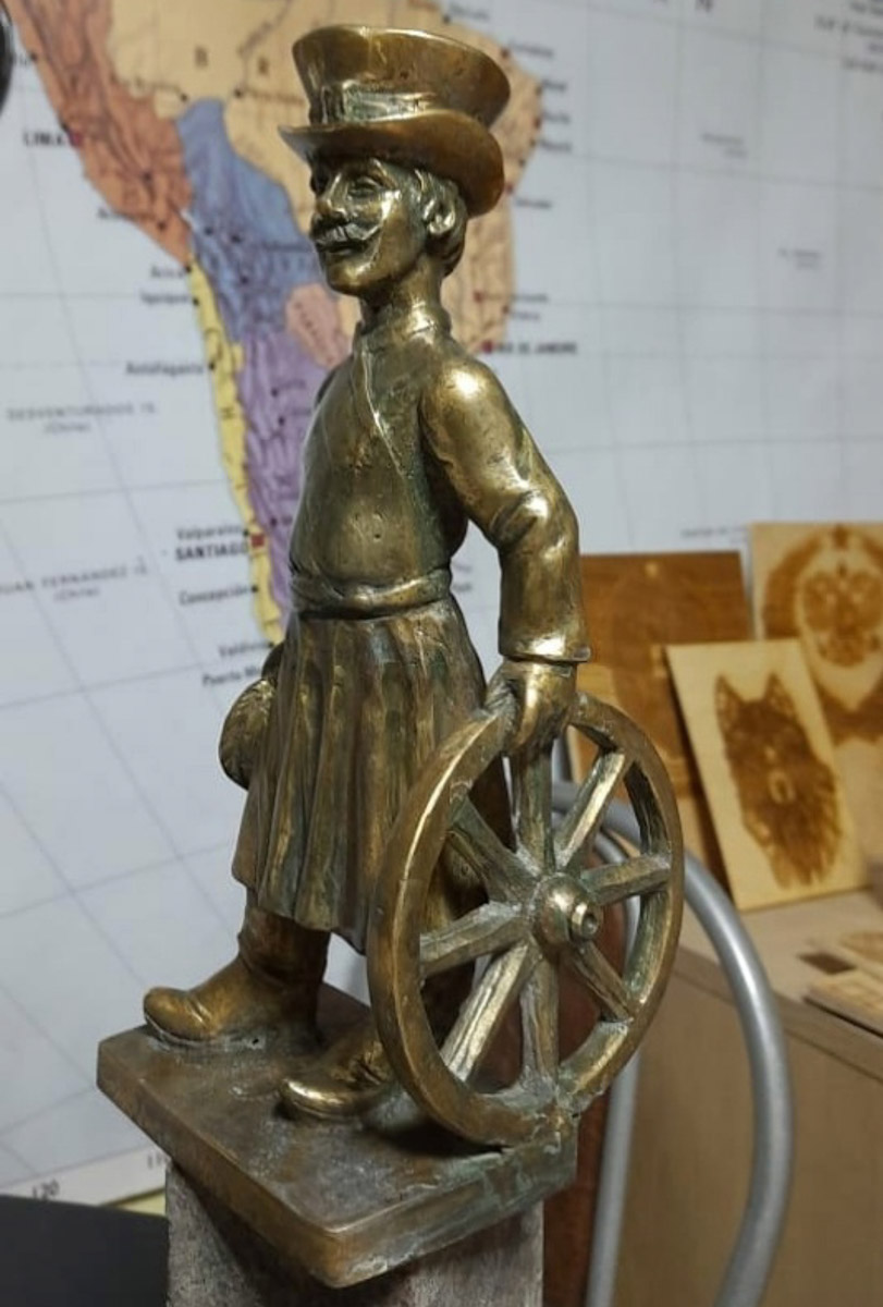 Суздаль продолжает готовиться к тысячелетнему юбилею. Планов по благоустройству много, а вот довольных их выполнением все меньше. Например, жители и гости древнего города обеспокоены реставрацией знаменитой булыжной мостовой. Что еще изменилось в «музее под открытым небом» за последнее время — ищите в нашем материале.