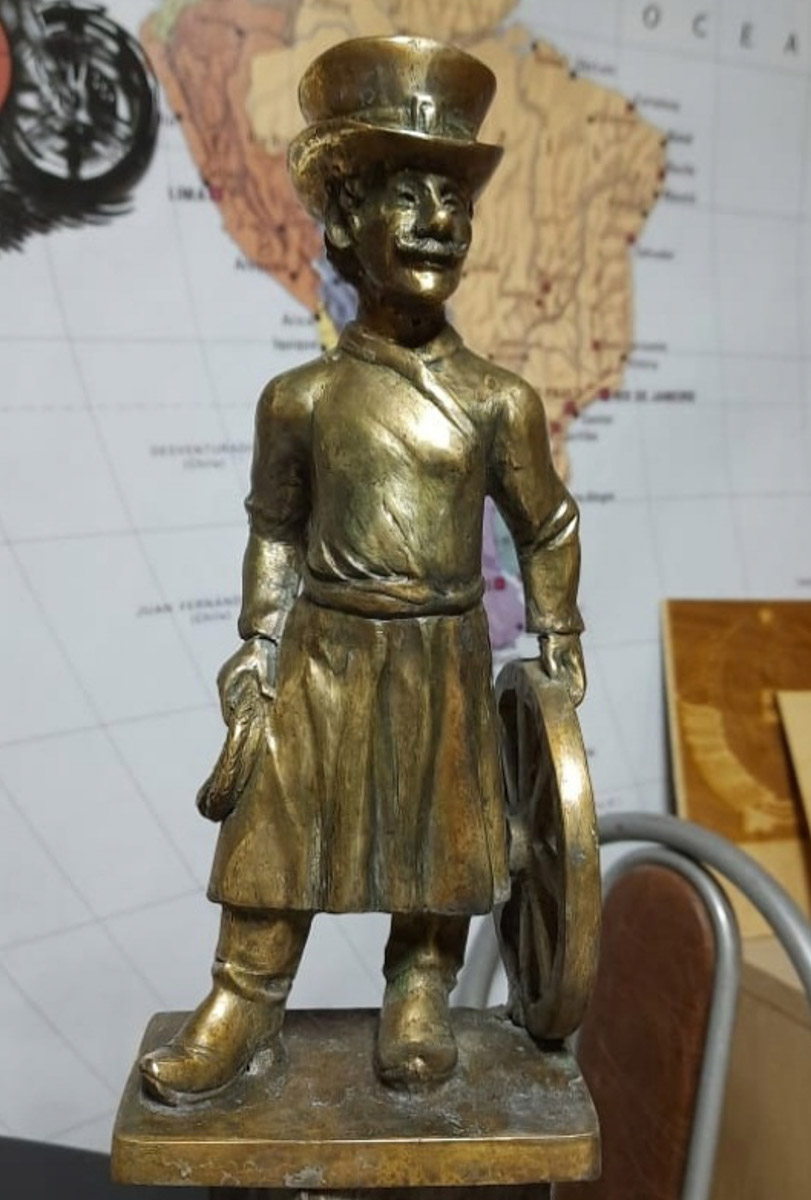 Суздаль продолжает готовиться к тысячелетнему юбилею. Планов по благоустройству много, а вот довольных их выполнением все меньше. Например, жители и гости древнего города обеспокоены реставрацией знаменитой булыжной мостовой. Что еще изменилось в «музее под открытым небом» за последнее время — ищите в нашем материале.