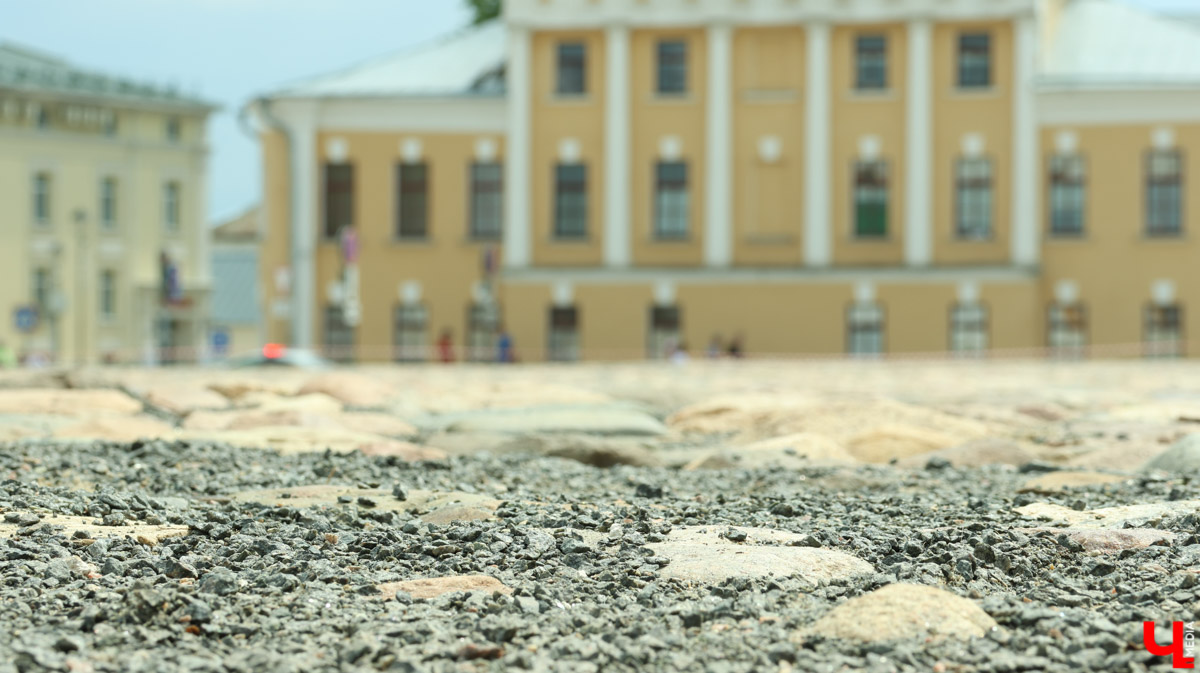 Суздаль продолжает готовиться к тысячелетнему юбилею. Планов по благоустройству много, а вот довольных их выполнением все меньше. Например, жители и гости древнего города обеспокоены реставрацией знаменитой булыжной мостовой. Что еще изменилось в «музее под открытым небом» за последнее время — ищите в нашем материале.