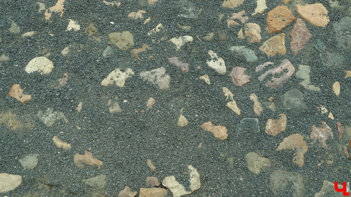 Суздаль продолжает готовиться к тысячелетнему юбилею. Планов по благоустройству много, а вот довольных их выполнением все меньше. Например, жители и гости древнего города обеспокоены реставрацией знаменитой булыжной мостовой. Что еще изменилось в «музее под открытым небом» за последнее время — ищите в нашем материале.