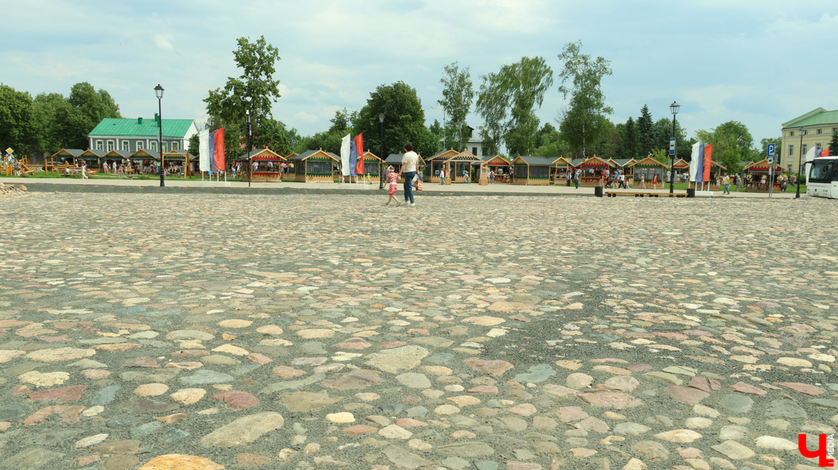 Суздаль продолжает готовиться к тысячелетнему юбилею. Планов по благоустройству много, а вот довольных их выполнением все меньше. Например, жители и гости древнего города обеспокоены реставрацией знаменитой булыжной мостовой. Что еще изменилось в «музее под открытым небом» за последнее время — ищите в нашем материале.