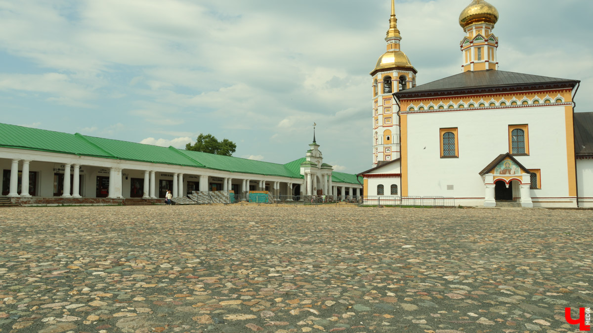 Суздаль продолжает готовиться к тысячелетнему юбилею. Планов по благоустройству много, а вот довольных их выполнением все меньше. Например, жители и гости древнего города обеспокоены реставрацией знаменитой булыжной мостовой. Что еще изменилось в «музее под открытым небом» за последнее время — ищите в нашем материале.