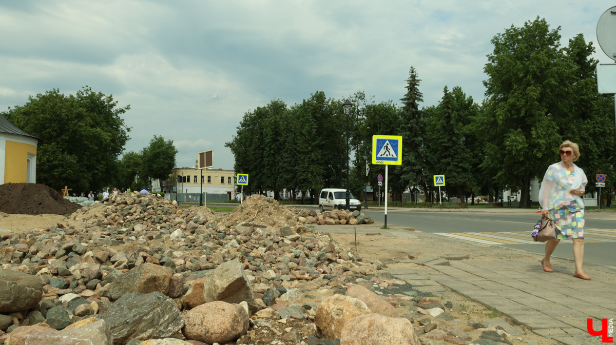 Суздаль продолжает готовиться к тысячелетнему юбилею. Планов по благоустройству много, а вот довольных их выполнением все меньше. Например, жители и гости древнего города обеспокоены реставрацией знаменитой булыжной мостовой. Что еще изменилось в «музее под открытым небом» за последнее время — ищите в нашем материале.