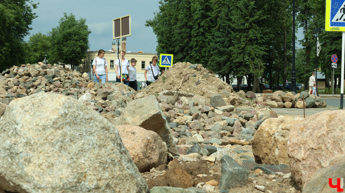 Суздаль продолжает готовиться к тысячелетнему юбилею. Планов по благоустройству много, а вот довольных их выполнением все меньше. Например, жители и гости древнего города обеспокоены реставрацией знаменитой булыжной мостовой. Что еще изменилось в «музее под открытым небом» за последнее время — ищите в нашем материале.