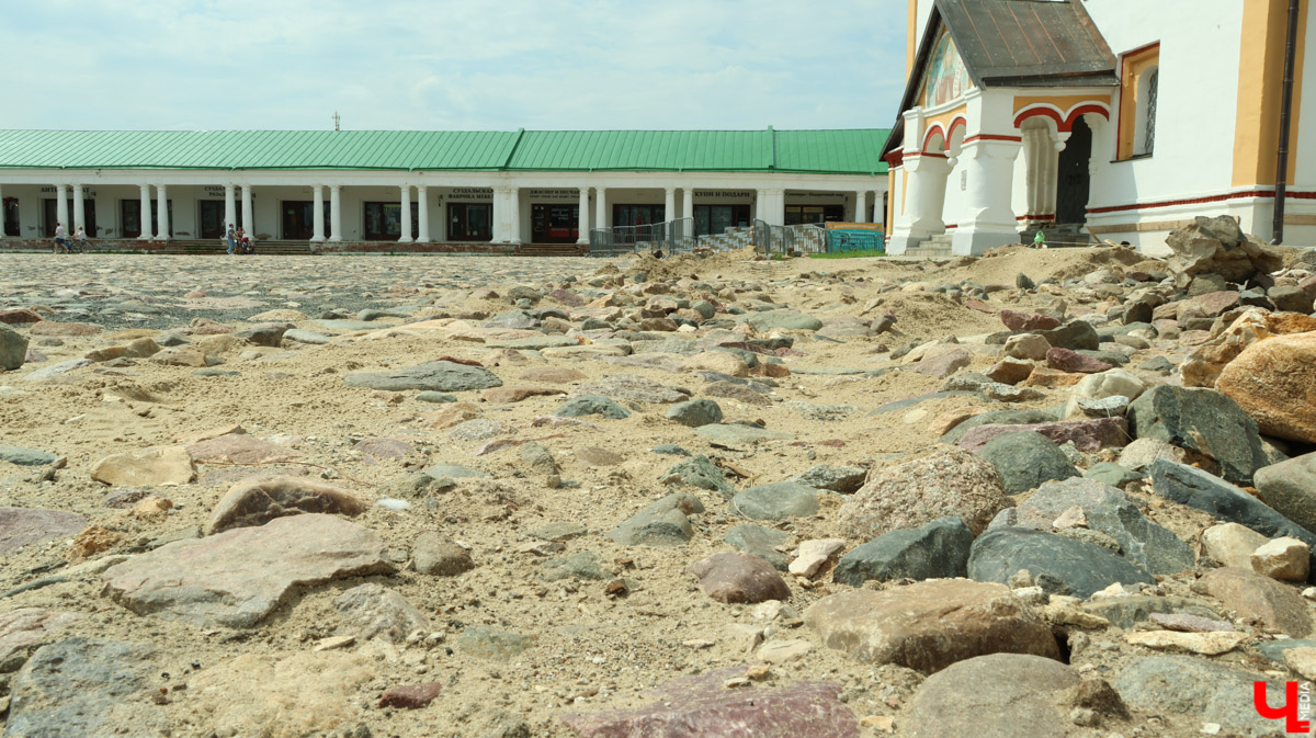 Суздаль продолжает готовиться к тысячелетнему юбилею. Планов по благоустройству много, а вот довольных их выполнением все меньше. Например, жители и гости древнего города обеспокоены реставрацией знаменитой булыжной мостовой. Что еще изменилось в «музее под открытым небом» за последнее время — ищите в нашем материале.