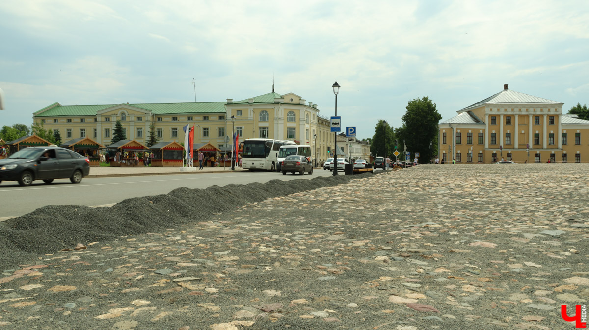 Суздаль продолжает готовиться к тысячелетнему юбилею. Планов по благоустройству много, а вот довольных их выполнением все меньше. Например, жители и гости древнего города обеспокоены реставрацией знаменитой булыжной мостовой. Что еще изменилось в «музее под открытым небом» за последнее время — ищите в нашем материале.