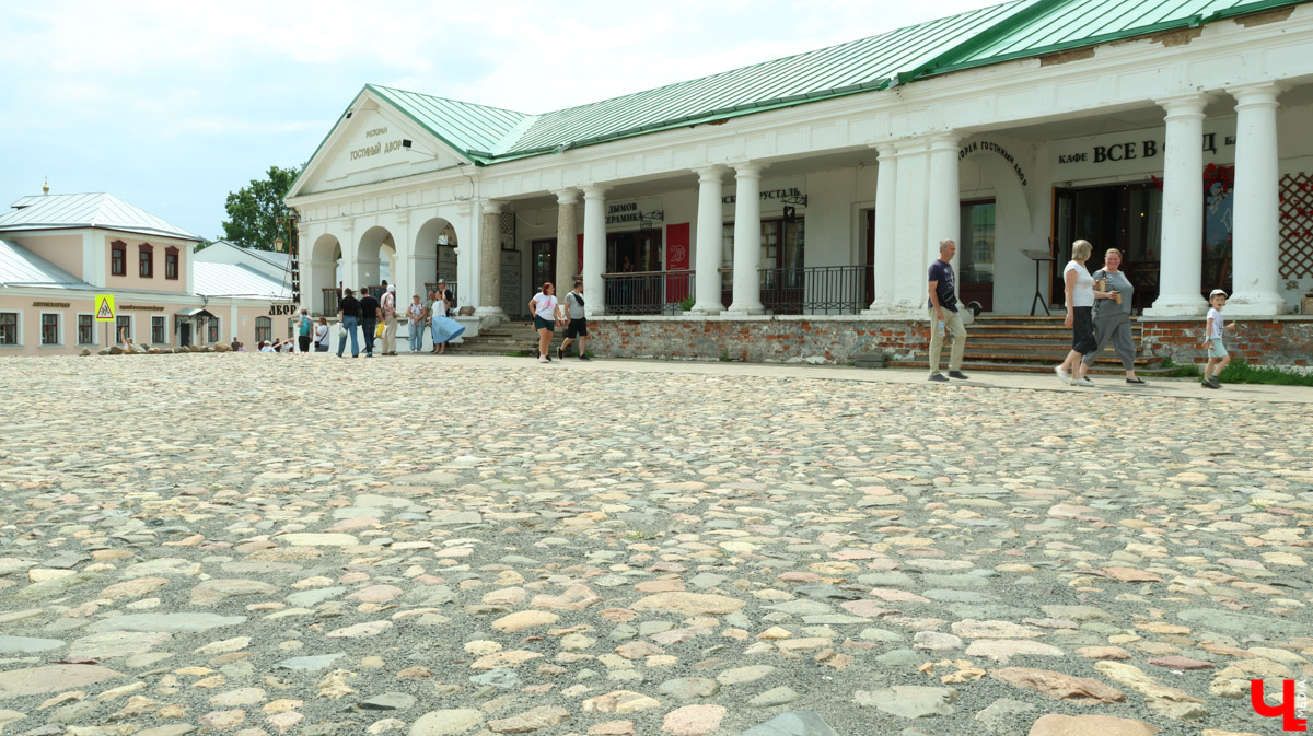 Суздаль продолжает готовиться к тысячелетнему юбилею. Планов по благоустройству много, а вот довольных их выполнением все меньше. Например, жители и гости древнего города обеспокоены реставрацией знаменитой булыжной мостовой. Что еще изменилось в «музее под открытым небом» за последнее время — ищите в нашем материале.