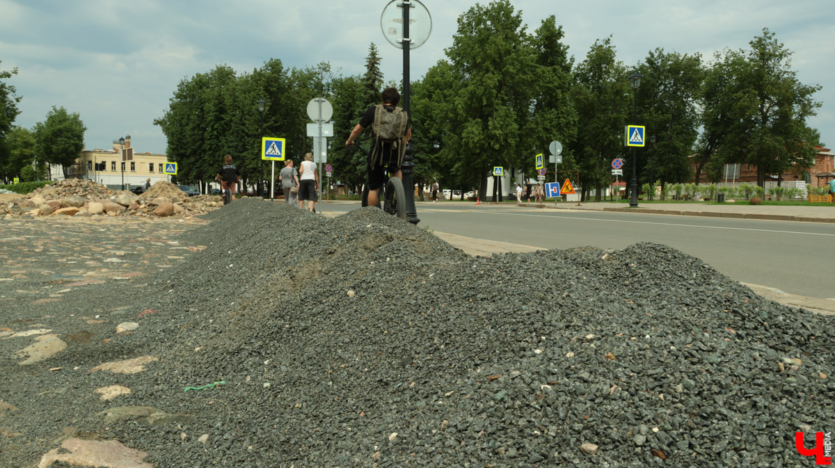 Суздаль продолжает готовиться к тысячелетнему юбилею. Планов по благоустройству много, а вот довольных их выполнением все меньше. Например, жители и гости древнего города обеспокоены реставрацией знаменитой булыжной мостовой. Что еще изменилось в «музее под открытым небом» за последнее время — ищите в нашем материале.