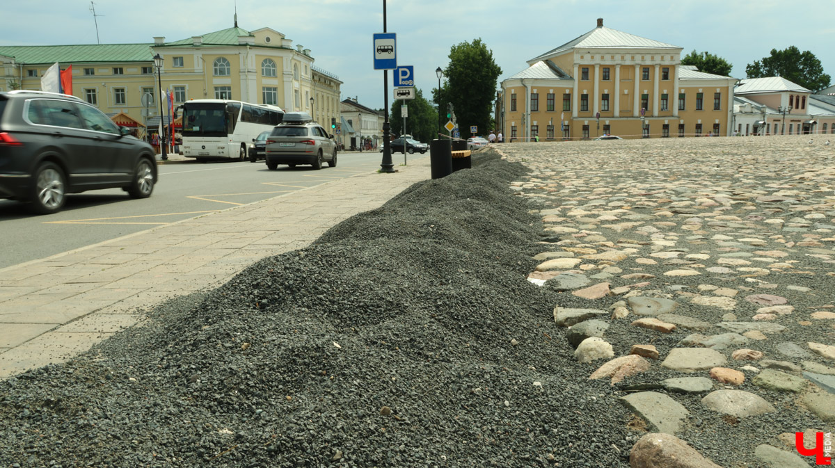 Суздаль продолжает готовиться к тысячелетнему юбилею. Планов по благоустройству много, а вот довольных их выполнением все меньше. Например, жители и гости древнего города обеспокоены реставрацией знаменитой булыжной мостовой. Что еще изменилось в «музее под открытым небом» за последнее время — ищите в нашем материале.