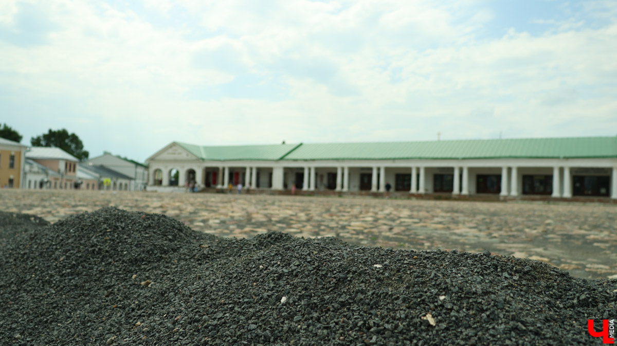 Суздаль продолжает готовиться к тысячелетнему юбилею. Планов по благоустройству много, а вот довольных их выполнением все меньше. Например, жители и гости древнего города обеспокоены реставрацией знаменитой булыжной мостовой. Что еще изменилось в «музее под открытым небом» за последнее время — ищите в нашем материале.