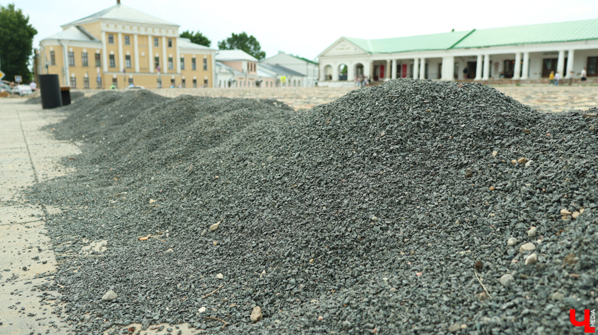 Суздаль продолжает готовиться к тысячелетнему юбилею. Планов по благоустройству много, а вот довольных их выполнением все меньше. Например, жители и гости древнего города обеспокоены реставрацией знаменитой булыжной мостовой. Что еще изменилось в «музее под открытым небом» за последнее время — ищите в нашем материале.