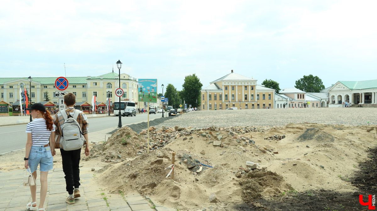 Суздаль продолжает готовиться к тысячелетнему юбилею. Планов по благоустройству много, а вот довольных их выполнением все меньше. Например, жители и гости древнего города обеспокоены реставрацией знаменитой булыжной мостовой. Что еще изменилось в «музее под открытым небом» за последнее время — ищите в нашем материале.