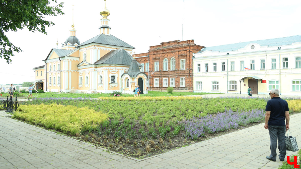 Суздаль продолжает готовиться к тысячелетнему юбилею. Планов по благоустройству много, а вот довольных их выполнением все меньше. Например, жители и гости древнего города обеспокоены реставрацией знаменитой булыжной мостовой. Что еще изменилось в «музее под открытым небом» за последнее время — ищите в нашем материале.