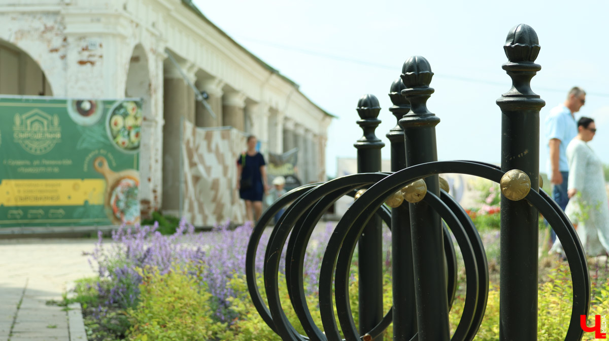 Суздаль продолжает готовиться к тысячелетнему юбилею. Планов по благоустройству много, а вот довольных их выполнением все меньше. Например, жители и гости древнего города обеспокоены реставрацией знаменитой булыжной мостовой. Что еще изменилось в «музее под открытым небом» за последнее время — ищите в нашем материале.