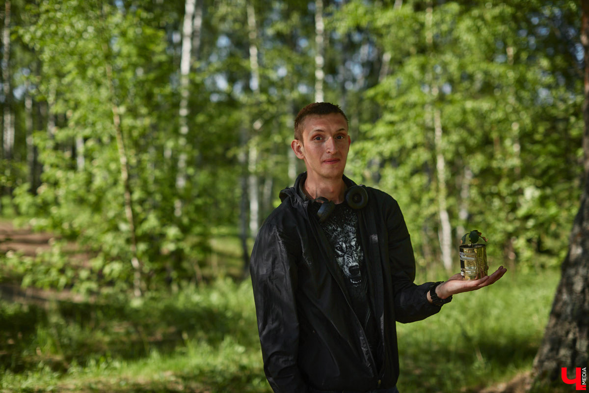 Чем вы занимаетесь в свободное время? Вот, например, Дмитрий Петров из Владимира колесит по региону на велосипеде и сажает дубы. И так уже 15 лет! За эти годы занятие ему не надоело, наоборот, каждое деревце для него маленькая победа. Их на счету молодого человека более трех сотен.