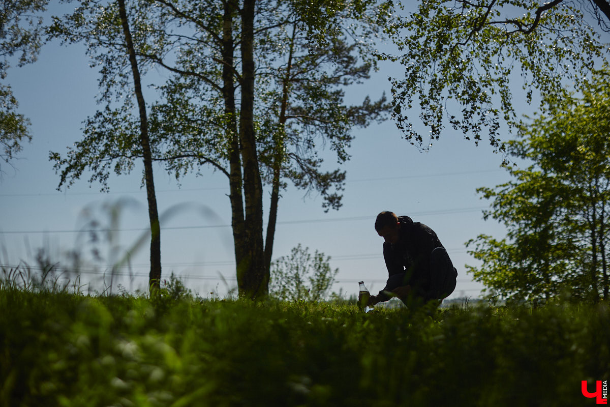 Чем вы занимаетесь в свободное время? Вот, например, Дмитрий Петров из Владимира колесит по региону на велосипеде и сажает дубы. И так уже 15 лет! За эти годы занятие ему не надоело, наоборот, каждое деревце для него маленькая победа. Их на счету молодого человека более трех сотен.