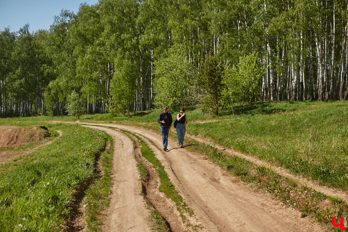 Чем вы занимаетесь в свободное время? Вот, например, Дмитрий Петров из Владимира колесит по региону на велосипеде и сажает дубы. И так уже 15 лет! За эти годы занятие ему не надоело, наоборот, каждое деревце для него маленькая победа. Их на счету молодого человека более трех сотен.