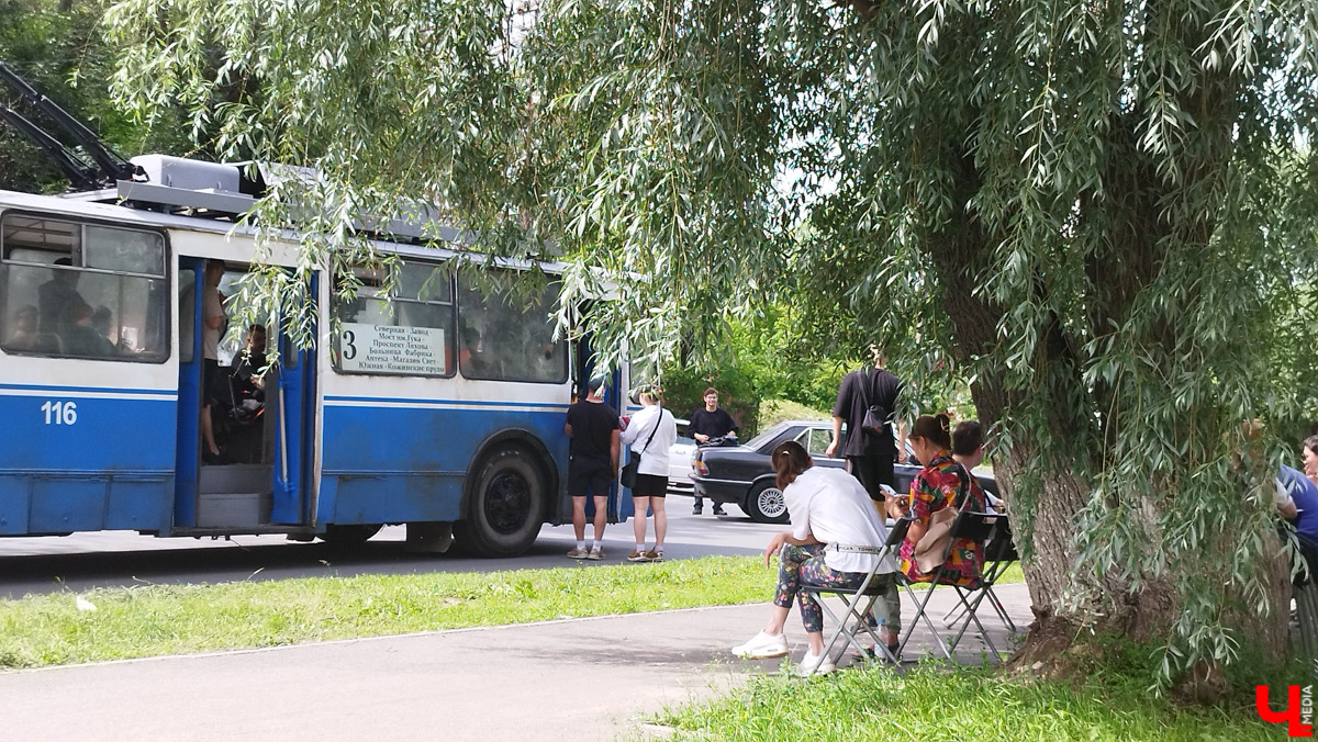 Со вчерашнего дня во Владимире кипит работа над новой многосерийной лентой про лихие 90-е. «Ключ-Медиа» заглянул на съемочную площадку и сразу узнал актера из нашумевшего сериала «Слово пацана» Славу Копейкина. Проектом под названием «Дети Флоры» занялись режиссеры «Черной весны» и «Фишера» Сергей Тарамаев и Любовь Львова.