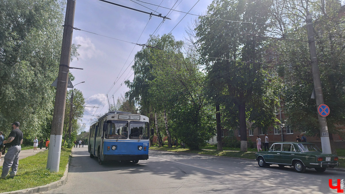 Со вчерашнего дня во Владимире кипит работа над новой многосерийной лентой про лихие 90-е. «Ключ-Медиа» заглянул на съемочную площадку и сразу узнал актера из нашумевшего сериала «Слово пацана» Славу Копейкина. Проектом под названием «Дети Флоры» занялись режиссеры «Черной весны» и «Фишера» Сергей Тарамаев и Любовь Львова.