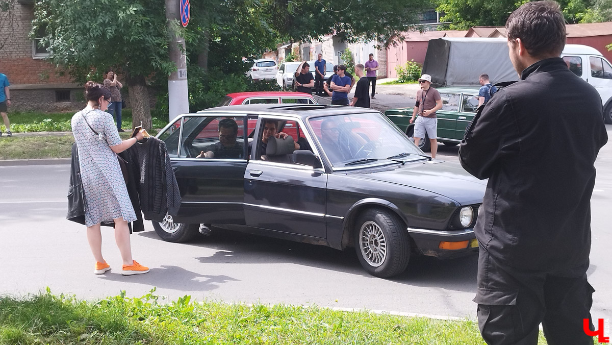 Со вчерашнего дня во Владимире кипит работа над новой многосерийной лентой про лихие 90-е. «Ключ-Медиа» заглянул на съемочную площадку и сразу узнал актера из нашумевшего сериала «Слово пацана» Славу Копейкина. Проектом под названием «Дети Флоры» занялись режиссеры «Черной весны» и «Фишера» Сергей Тарамаев и Любовь Львова.