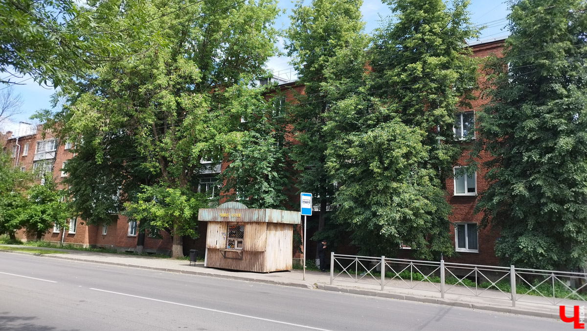 Со вчерашнего дня во Владимире кипит работа над новой многосерийной лентой про лихие 90-е. «Ключ-Медиа» заглянул на съемочную площадку и сразу узнал актера из нашумевшего сериала «Слово пацана» Славу Копейкина. Проектом под названием «Дети Флоры» занялись режиссеры «Черной весны» и «Фишера» Сергей Тарамаев и Любовь Львова.