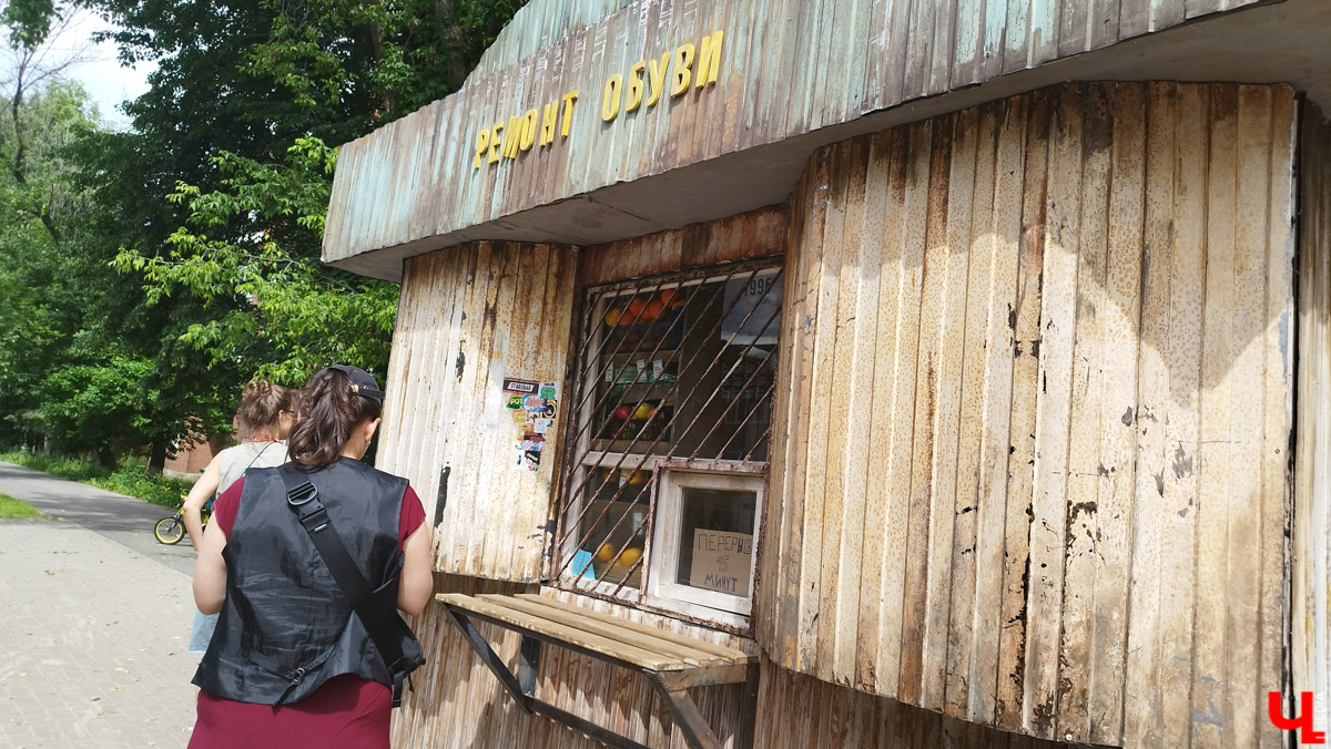 Со вчерашнего дня во Владимире кипит работа над новой многосерийной лентой про лихие 90-е. «Ключ-Медиа» заглянул на съемочную площадку и сразу узнал актера из нашумевшего сериала «Слово пацана» Славу Копейкина. Проектом под названием «Дети Флоры» занялись режиссеры «Черной весны» и «Фишера» Сергей Тарамаев и Любовь Львова.