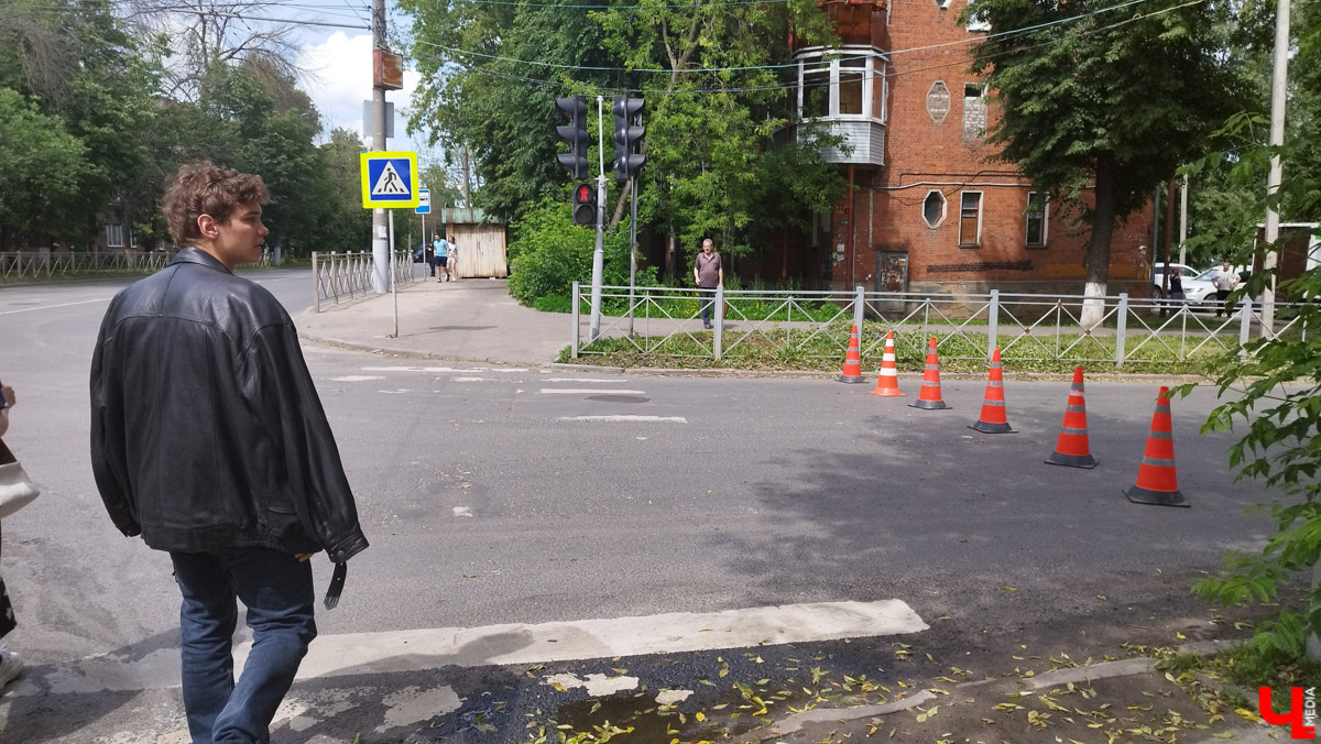 Со вчерашнего дня во Владимире кипит работа над новой многосерийной лентой про лихие 90-е. «Ключ-Медиа» заглянул на съемочную площадку и сразу узнал актера из нашумевшего сериала «Слово пацана» Славу Копейкина. Проектом под названием «Дети Флоры» занялись режиссеры «Черной весны» и «Фишера» Сергей Тарамаев и Любовь Львова.