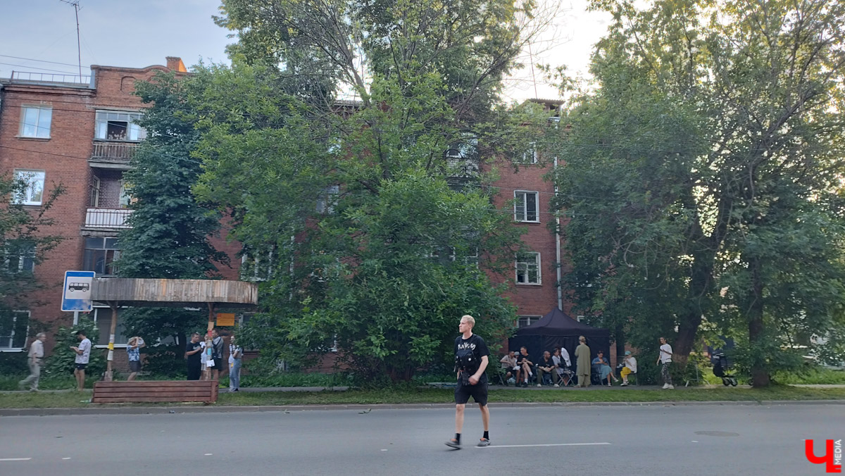 Со вчерашнего дня во Владимире кипит работа над новой многосерийной лентой про лихие 90-е. «Ключ-Медиа» заглянул на съемочную площадку и сразу узнал актера из нашумевшего сериала «Слово пацана» Славу Копейкина. Проектом под названием «Дети Флоры» занялись режиссеры «Черной весны» и «Фишера» Сергей Тарамаев и Любовь Львова.