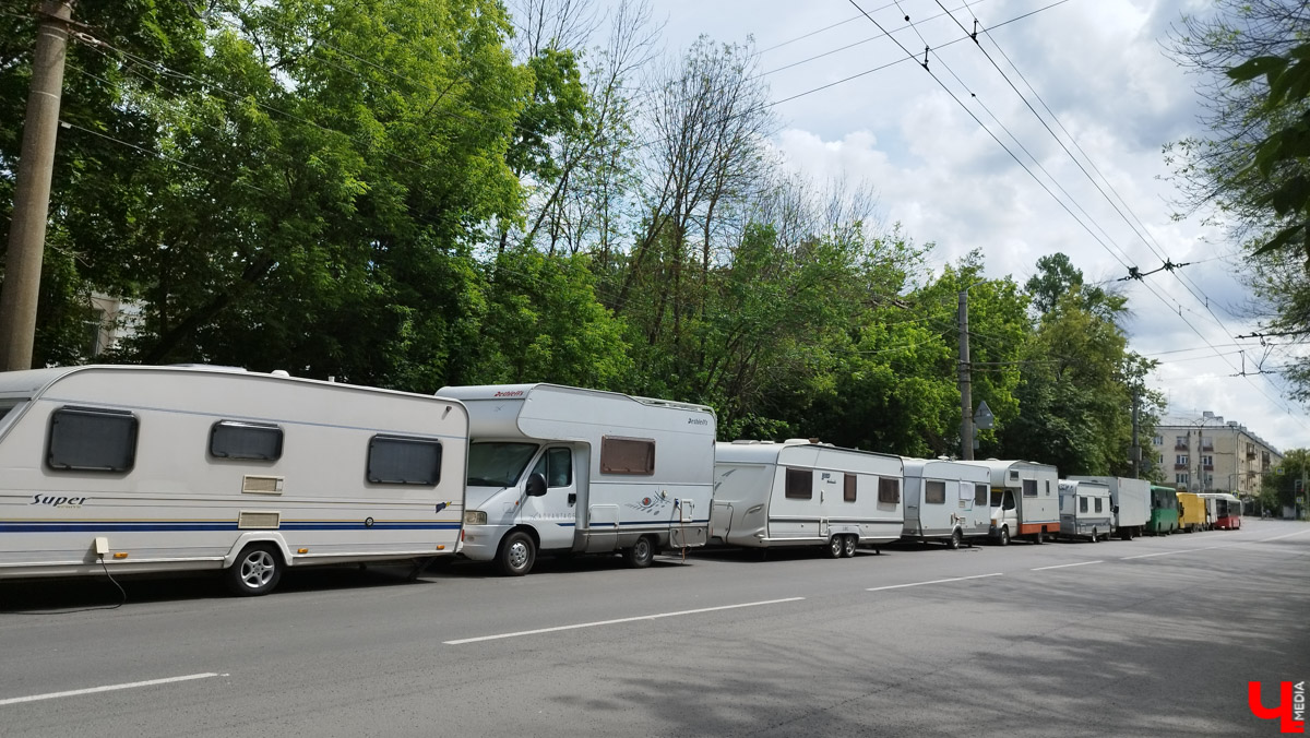 Со вчерашнего дня во Владимире кипит работа над новой многосерийной лентой про лихие 90-е. «Ключ-Медиа» заглянул на съемочную площадку и сразу узнал актера из нашумевшего сериала «Слово пацана» Славу Копейкина. Проектом под названием «Дети Флоры» занялись режиссеры «Черной весны» и «Фишера» Сергей Тарамаев и Любовь Львова.
