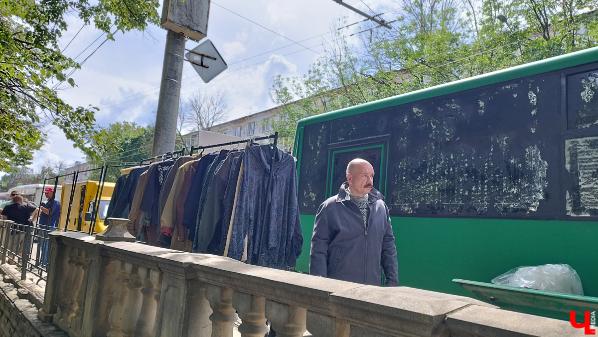 Со вчерашнего дня во Владимире кипит работа над новой многосерийной лентой про лихие 90-е. «Ключ-Медиа» заглянул на съемочную площадку и сразу узнал актера из нашумевшего сериала «Слово пацана» Славу Копейкина. Проектом под названием «Дети Флоры» занялись режиссеры «Черной весны» и «Фишера» Сергей Тарамаев и Любовь Львова.