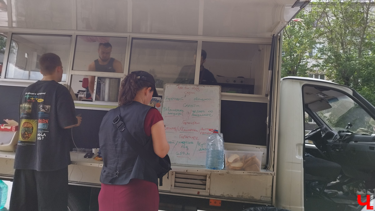 Со вчерашнего дня во Владимире кипит работа над новой многосерийной лентой про лихие 90-е. «Ключ-Медиа» заглянул на съемочную площадку и сразу узнал актера из нашумевшего сериала «Слово пацана» Славу Копейкина. Проектом под названием «Дети Флоры» занялись режиссеры «Черной весны» и «Фишера» Сергей Тарамаев и Любовь Львова.