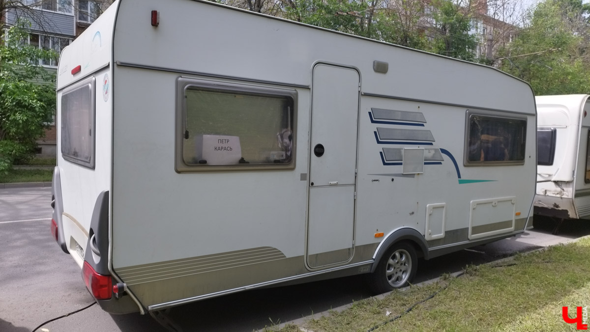 Со вчерашнего дня во Владимире кипит работа над новой многосерийной лентой про лихие 90-е. «Ключ-Медиа» заглянул на съемочную площадку и сразу узнал актера из нашумевшего сериала «Слово пацана» Славу Копейкина. Проектом под названием «Дети Флоры» занялись режиссеры «Черной весны» и «Фишера» Сергей Тарамаев и Любовь Львова.