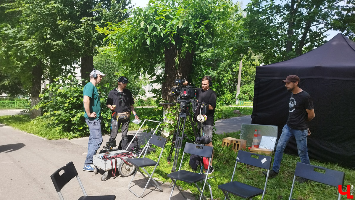 Со вчерашнего дня во Владимире кипит работа над новой многосерийной лентой про лихие 90-е. «Ключ-Медиа» заглянул на съемочную площадку и сразу узнал актера из нашумевшего сериала «Слово пацана» Славу Копейкина. Проектом под названием «Дети Флоры» занялись режиссеры «Черной весны» и «Фишера» Сергей Тарамаев и Любовь Львова.