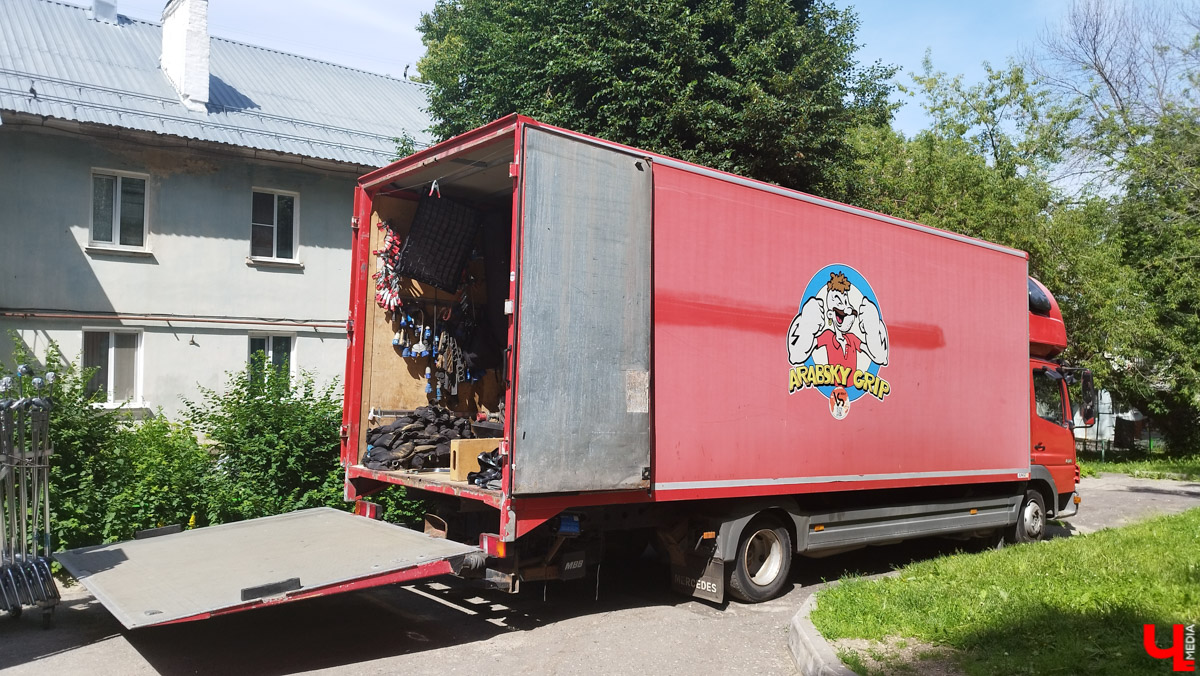 Со вчерашнего дня во Владимире кипит работа над новой многосерийной лентой про лихие 90-е. «Ключ-Медиа» заглянул на съемочную площадку и сразу узнал актера из нашумевшего сериала «Слово пацана» Славу Копейкина. Проектом под названием «Дети Флоры» занялись режиссеры «Черной весны» и «Фишера» Сергей Тарамаев и Любовь Львова.