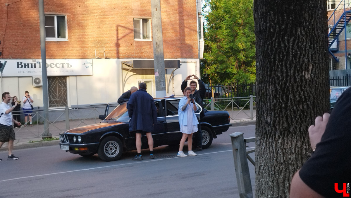 Со вчерашнего дня во Владимире кипит работа над новой многосерийной лентой про лихие 90-е. «Ключ-Медиа» заглянул на съемочную площадку и сразу узнал актера из нашумевшего сериала «Слово пацана» Славу Копейкина. Проектом под названием «Дети Флоры» занялись режиссеры «Черной весны» и «Фишера» Сергей Тарамаев и Любовь Львова.