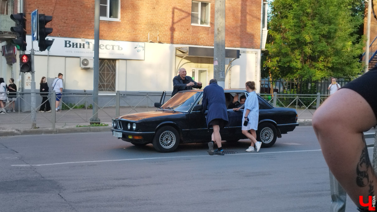 Со вчерашнего дня во Владимире кипит работа над новой многосерийной лентой про лихие 90-е. «Ключ-Медиа» заглянул на съемочную площадку и сразу узнал актера из нашумевшего сериала «Слово пацана» Славу Копейкина. Проектом под названием «Дети Флоры» занялись режиссеры «Черной весны» и «Фишера» Сергей Тарамаев и Любовь Львова.