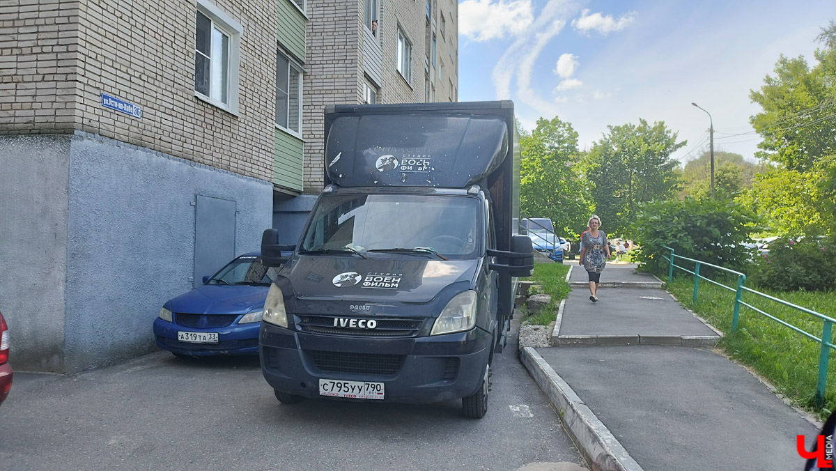 Со вчерашнего дня во Владимире кипит работа над новой многосерийной лентой про лихие 90-е. «Ключ-Медиа» заглянул на съемочную площадку и сразу узнал актера из нашумевшего сериала «Слово пацана» Славу Копейкина. Проектом под названием «Дети Флоры» занялись режиссеры «Черной весны» и «Фишера» Сергей Тарамаев и Любовь Львова.