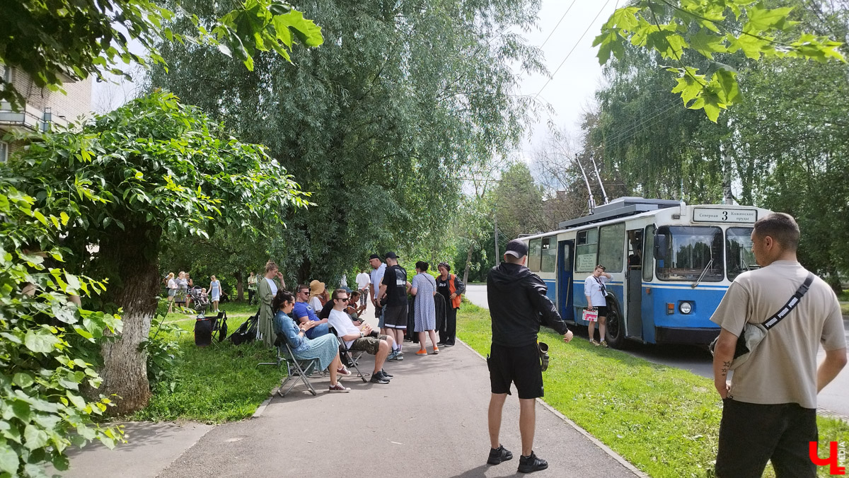 Со вчерашнего дня во Владимире кипит работа над новой многосерийной лентой про лихие 90-е. «Ключ-Медиа» заглянул на съемочную площадку и сразу узнал актера из нашумевшего сериала «Слово пацана» Славу Копейкина. Проектом под названием «Дети Флоры» занялись режиссеры «Черной весны» и «Фишера» Сергей Тарамаев и Любовь Львова.