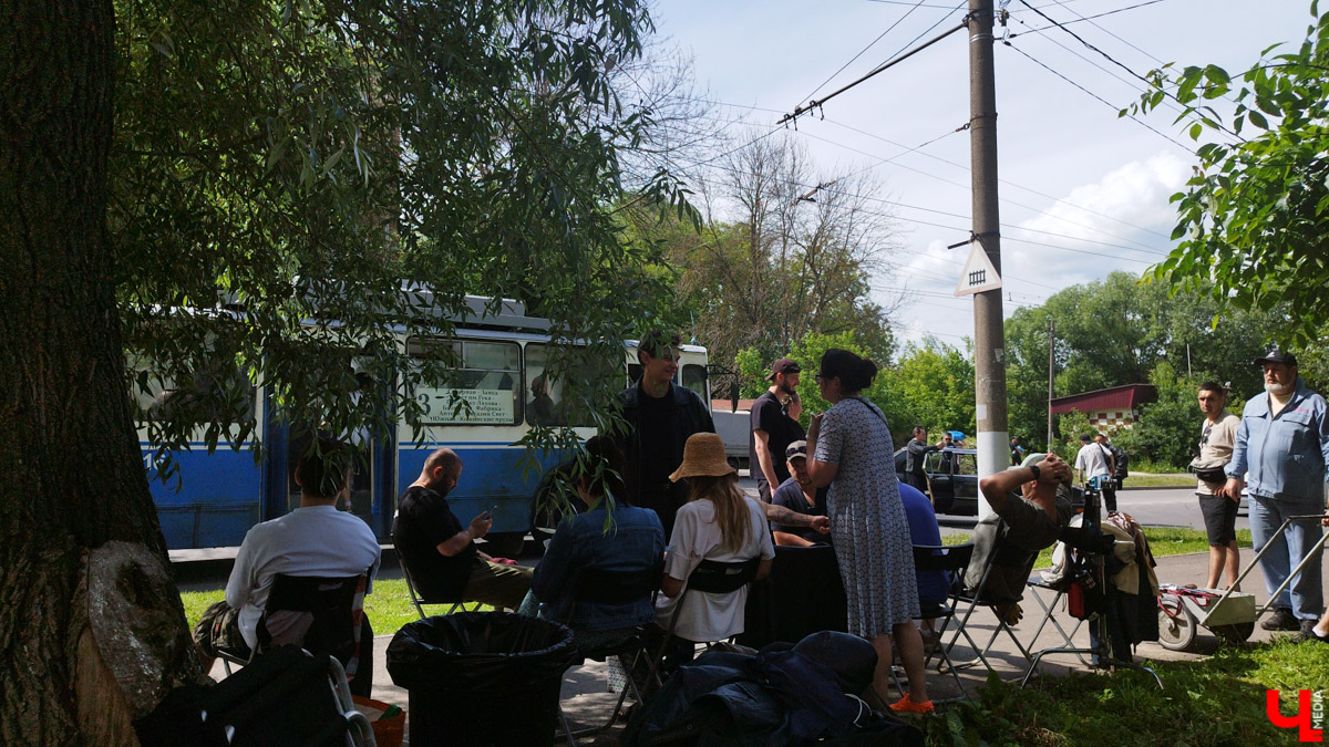 Со вчерашнего дня во Владимире кипит работа над новой многосерийной лентой про лихие 90-е. «Ключ-Медиа» заглянул на съемочную площадку и сразу узнал актера из нашумевшего сериала «Слово пацана» Славу Копейкина. Проектом под названием «Дети Флоры» занялись режиссеры «Черной весны» и «Фишера» Сергей Тарамаев и Любовь Львова.