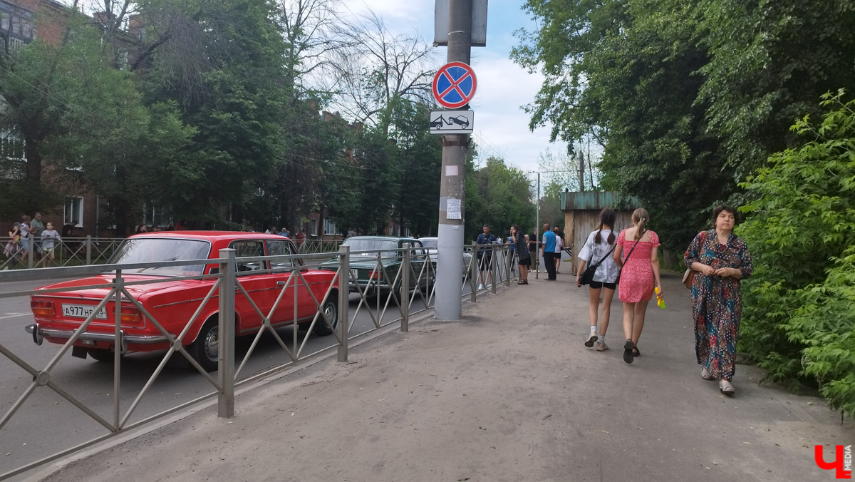 Со вчерашнего дня во Владимире кипит работа над новой многосерийной лентой про лихие 90-е. «Ключ-Медиа» заглянул на съемочную площадку и сразу узнал актера из нашумевшего сериала «Слово пацана» Славу Копейкина. Проектом под названием «Дети Флоры» занялись режиссеры «Черной весны» и «Фишера» Сергей Тарамаев и Любовь Львова.