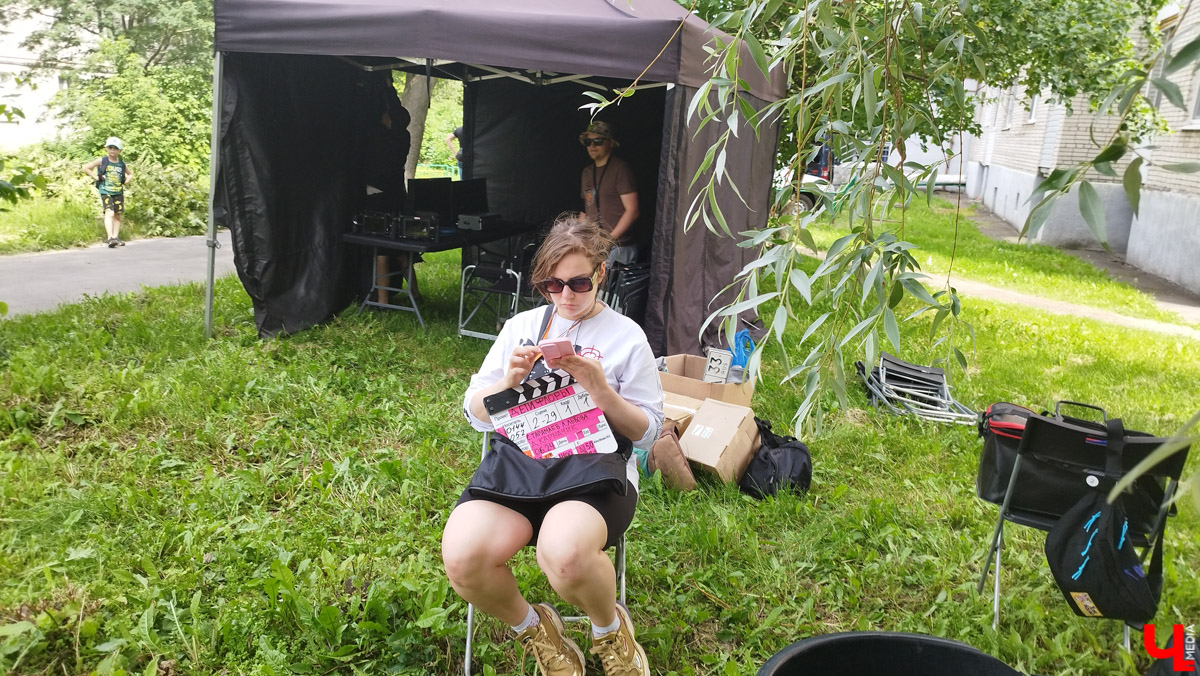 Со вчерашнего дня во Владимире кипит работа над новой многосерийной лентой про лихие 90-е. «Ключ-Медиа» заглянул на съемочную площадку и сразу узнал актера из нашумевшего сериала «Слово пацана» Славу Копейкина. Проектом под названием «Дети Флоры» занялись режиссеры «Черной весны» и «Фишера» Сергей Тарамаев и Любовь Львова.