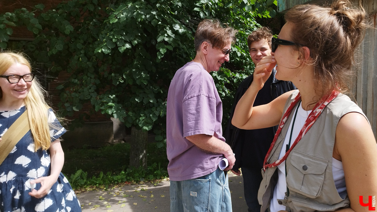 Со вчерашнего дня во Владимире кипит работа над новой многосерийной лентой про лихие 90-е. «Ключ-Медиа» заглянул на съемочную площадку и сразу узнал актера из нашумевшего сериала «Слово пацана» Славу Копейкина. Проектом под названием «Дети Флоры» занялись режиссеры «Черной весны» и «Фишера» Сергей Тарамаев и Любовь Львова.