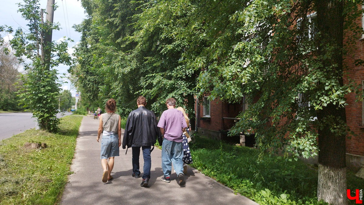 Со вчерашнего дня во Владимире кипит работа над новой многосерийной лентой про лихие 90-е. «Ключ-Медиа» заглянул на съемочную площадку и сразу узнал актера из нашумевшего сериала «Слово пацана» Славу Копейкина. Проектом под названием «Дети Флоры» занялись режиссеры «Черной весны» и «Фишера» Сергей Тарамаев и Любовь Львова.